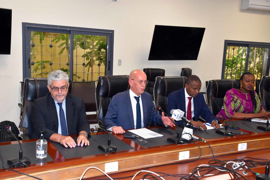 7e161447659fc240 a1661